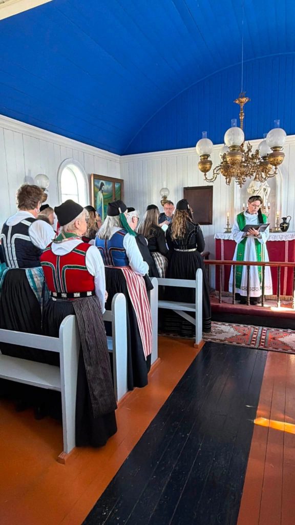 Fjölmenni í þjóðbúningamessu á Hrafnseyri